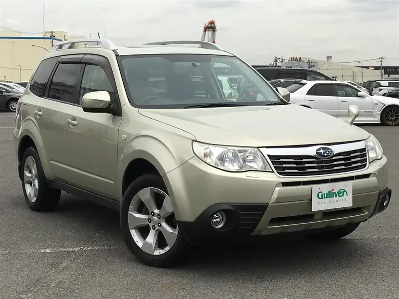 カタログ画像：フォレスター（FORESTER） ２．０ＸフィールドリミテッドⅡ 2010年5月 DBA-SH5 2000cc サンライトゴールド・オパール 燃費12.6km / l  メイン