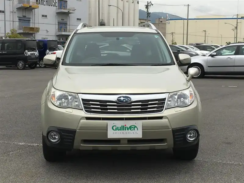 カタログ画像：フォレスター（FORESTER） ２．０ＸフィールドリミテッドⅡ 2010年5月 DBA-SH5 2000cc サンライトゴールド・オパール 燃費12.6km / l  フロント