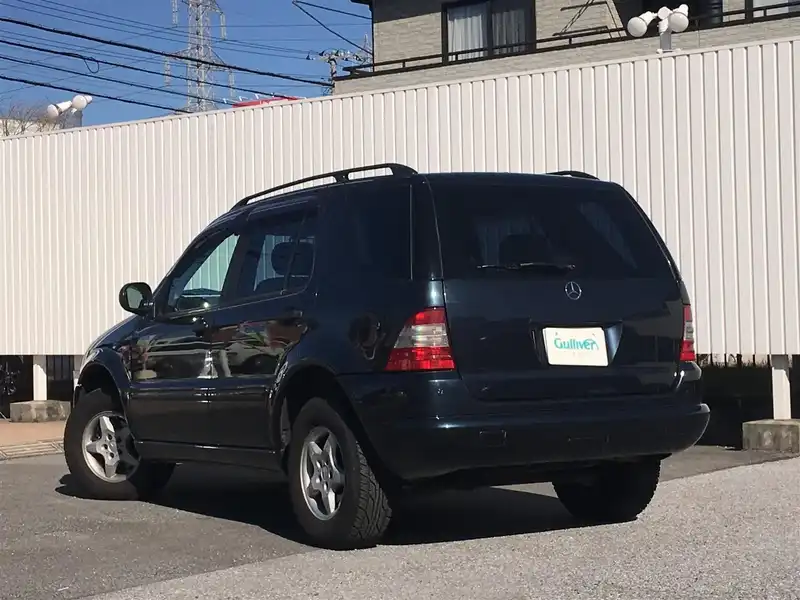 カタログ画像：Ｍクラス（M-CLASS） ＭＬ２７０ＣＤＩ 2000年5月 KH-163113 2700cc アマゾナイトグリーン 燃費9.5km / l  バック