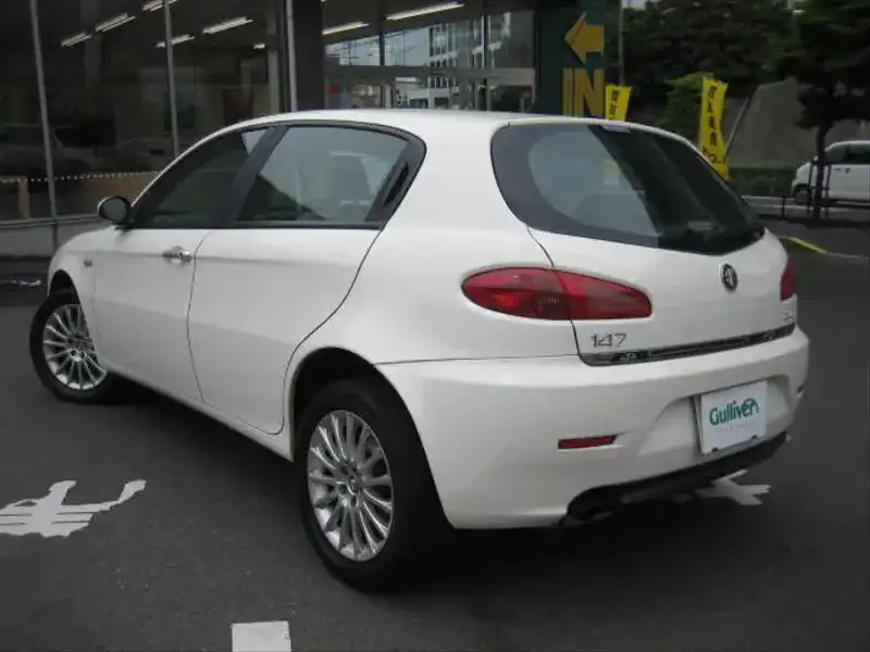 10029542 | カタログ画像：アルファ１４７（ALFA 147） ＴＩ ２．０ ツインスパーク 2005年9月 GH-937AB 2000cc ポーラホワイト（ソリッドカラー） バック