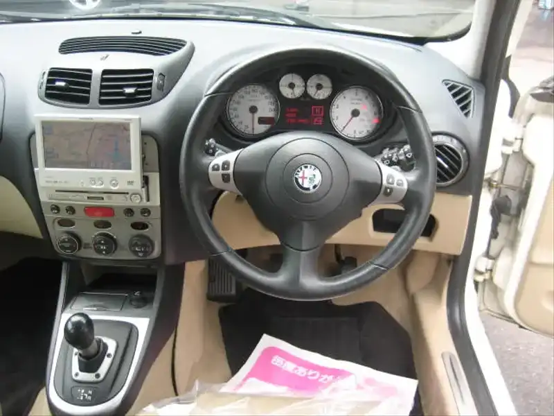 カタログ画像：アルファ１４７（ALFA 147） ＴＩ ２．０ ツインスパーク 2005年9月 GH-937AB 2000cc ポーラホワイト（ソリッドカラー） 燃費9.5km / l  内装