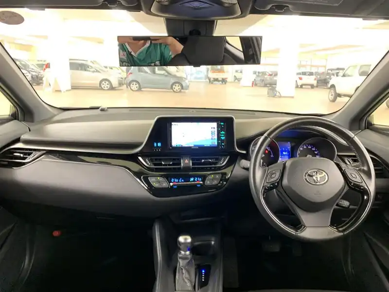 カタログ画像：Ｃ－ＨＲ（C-HR） Ｓ 2016年12月 DAA-ZYX10 1800cc センシュアルレッドマイカ 燃費30.2km / l 内装