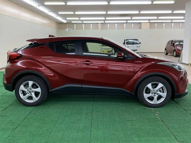 カタログ画像：Ｃ－ＨＲ（C-HR） Ｓ 2016年12月 DAA-ZYX10 1800cc センシュアルレッドマイカ 燃費30.2km / l 外装