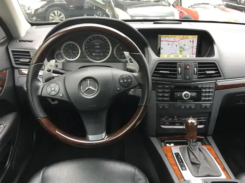 カタログ画像：Ｅクラス（E-CLASS） Ｅ３５０ クーペ 2009年7月 DBA-207356 3500cc スタンナイトグレー（Ｍ）orテノライトグレー（Ｍ） 燃費9.1km / l  内装