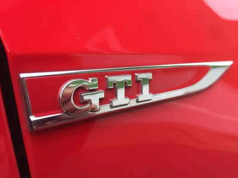 カタログ画像：ゴルフＧＴＩ（GOLF GTI） ベースグレード 2016年7月 ABA-AUCHH 2000cc トルネードレッド 燃費15.9km / l 外装