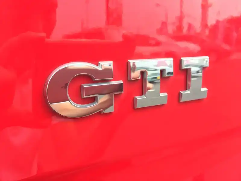 カタログ画像：ゴルフＧＴＩ（GOLF GTI） ベースグレード 2016年5月 ABA-AUCHH 2000cc トルネードレッド 燃費16.0km / l 外装