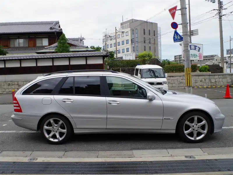 カタログ画像：Ｃクラスステーションワゴン（C-CLASS STATIONWAGON） Ｃ１８０コンプレッサー ステーションワゴン スポーツエディション 2005年9月 DBA-203246 1800cc イリジウムシルバー 燃費11.4km / l  外装