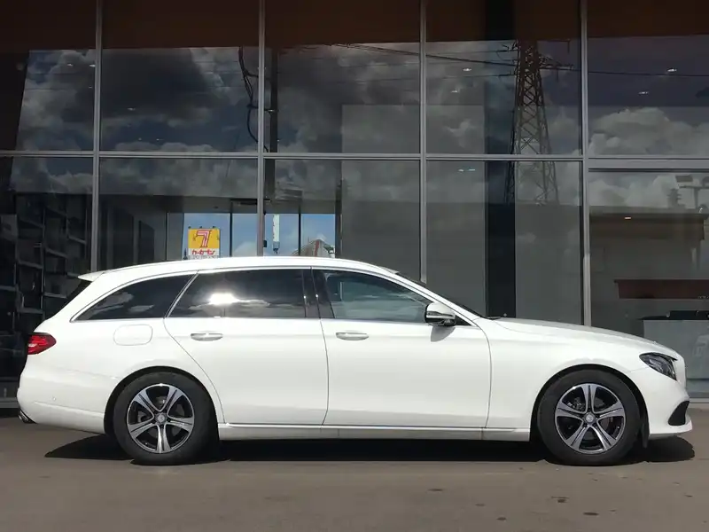 カタログ画像：Ｅクラスステーションワゴン（E-CLASS STATIONWAGON） Ｅ２２０ｄ ステーションワゴン アバンギャルド 2016年11月 LDA-213204C 2000cc ダイヤモンドホワイト（Ｍ） 燃費21.0km / l 外装