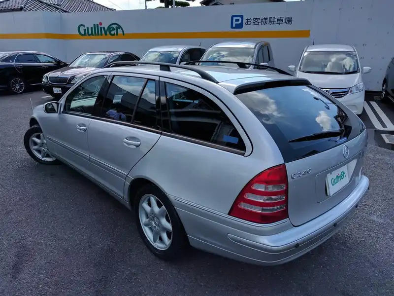 カタログ画像：Ｃクラスステーションワゴン（C-CLASS STATIONWAGON） Ｃ２４０ ステーションワゴン 2004年6月 GH-203261 2600cc キューバナイトシルバーorブリリアントシルバー 燃費8.9km / l  バック