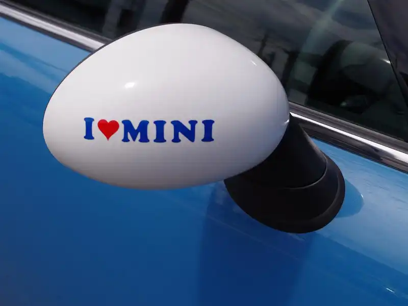 カタログ画像：ＭＩＮＩ（MINI） ワン 2011年4月 DBA-SR16 1600cc ホライゾン・ブルー（メタリック）orレザー・ブルー（メタリック） 燃費18.8km / l 外装