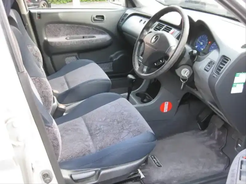 カタログ画像：ＨＲ－Ｖ（HR-V） ナビプレイヤー 2000年8月 GF-GH3 1600cc サテンシルバー・メタリック 燃費14.8km / l  内装