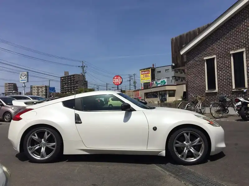 カタログ画像：フェアレディＺ（FAIRLADY Z） バージョンＳＴ 2010年11月 CBA-Z34 3700cc ブリリアントホワイトパール（３Ｐ） 燃費9.5km / l  外装