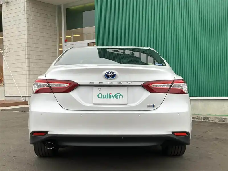 カタログ画像：カムリ（CAMRY） Ｇレザーパッケージ 2018年8月 DAA-AXVH70 2500cc プラチナホワイトパールマイカ 燃費28.4km / l バック