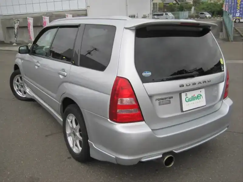 カタログ画像：フォレスター（FORESTER） クロススポーツ２．０Ｔ 2004年2月 TA-SG5 2000cc プレミアムシルバー・メタリック 燃費12.2km / l  バック