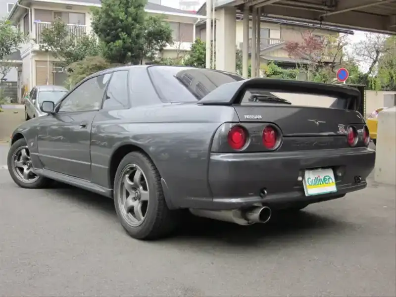 カタログ画像：スカイライン（SKYLINE） ＧＴ－Ｒ 1993年2月 E-BNR32 2600cc ガングレーメタリック（スーパーファインコーティング） 燃費8.2km / l  バック