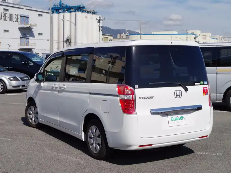 カタログ画像：ステップワゴン（STEPWAGON） Ｌｉ 2012年6月 DBA-RK2 2000cc ホワイトオーキッド・パール 燃費13.6km / l バック