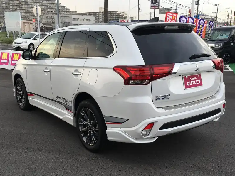 10117379 | カタログ画像：アウトランダーＰＨＥＶ（OUTLANDER PHEV） Ｓエディション 2018年8月 5LA-GG3W 2400cc ホワイトパールorホワイトパール/ブラックマイカ バック