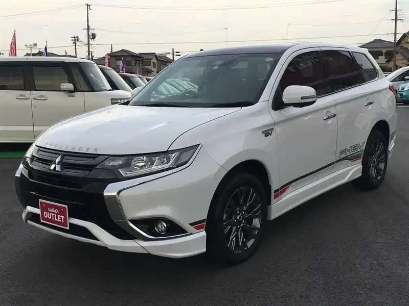 カタログ画像：アウトランダーＰＨＥＶ（OUTLANDER PHEV） Ｓエディション 2018年8月 5LA-GG3W 2400cc ホワイトパールorホワイトパール/ブラックマイカ 燃費16.4km / l 外装