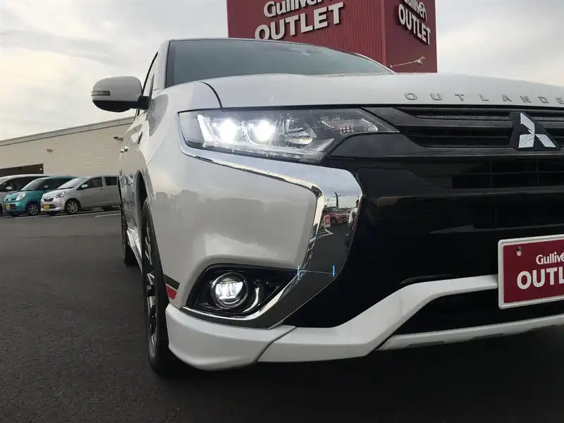 カタログ画像：アウトランダーＰＨＥＶ（OUTLANDER PHEV） Ｓエディション 2018年8月 5LA-GG3W 2400cc ホワイトパールorホワイトパール/ブラックマイカ 燃費16.4km / l 外装