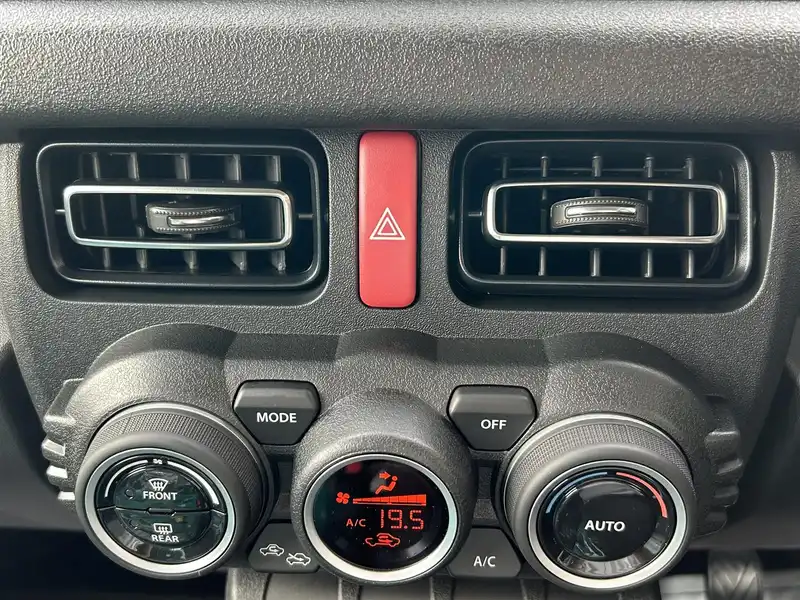 カタログ画像：ジムニーノマド（JIMNY NOMADE） ＦＣ 2025年4月 3BA-JC74W 1500cc シフォンアイボリーメタリック2ブラック2トーンルーフ 燃費14.9km / l 内装