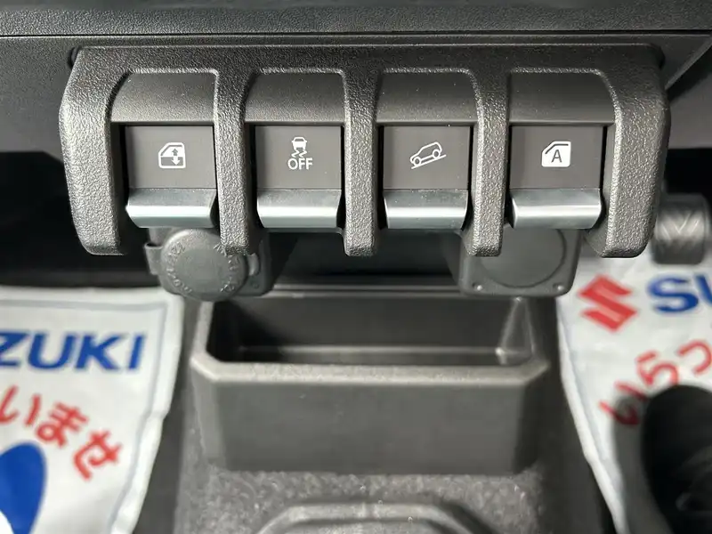 カタログ画像：ジムニーノマド（JIMNY NOMADE） ＦＣ 2025年4月 3BA-JC74W 1500cc シフォンアイボリーメタリック2ブラック2トーンルーフ 燃費14.9km / l 内装