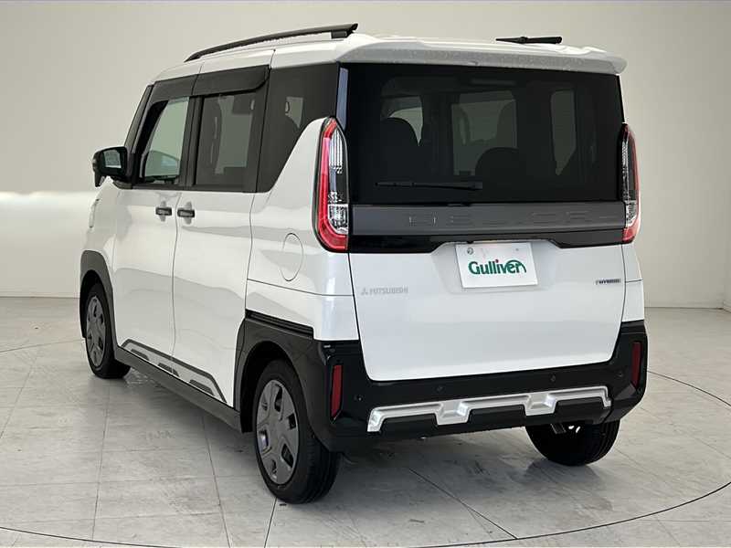 カタログ画像：デリカミニ（DELICA MINI） Ｔ 2023年5月 4AA-B35A 660cc ホワイトパール×ブラックマイカorホワイトパール 燃費19.2km / l バック