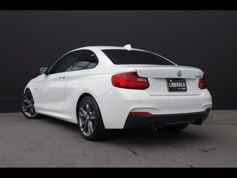 カタログ画像：２シリーズ（2 SERIES） Ｍ２３５ｉクーペ 2014年4月 DBA-1J30 3000cc アルピン・ホワイトIII（ソリッド・カラー） 燃費12.0km / l バック