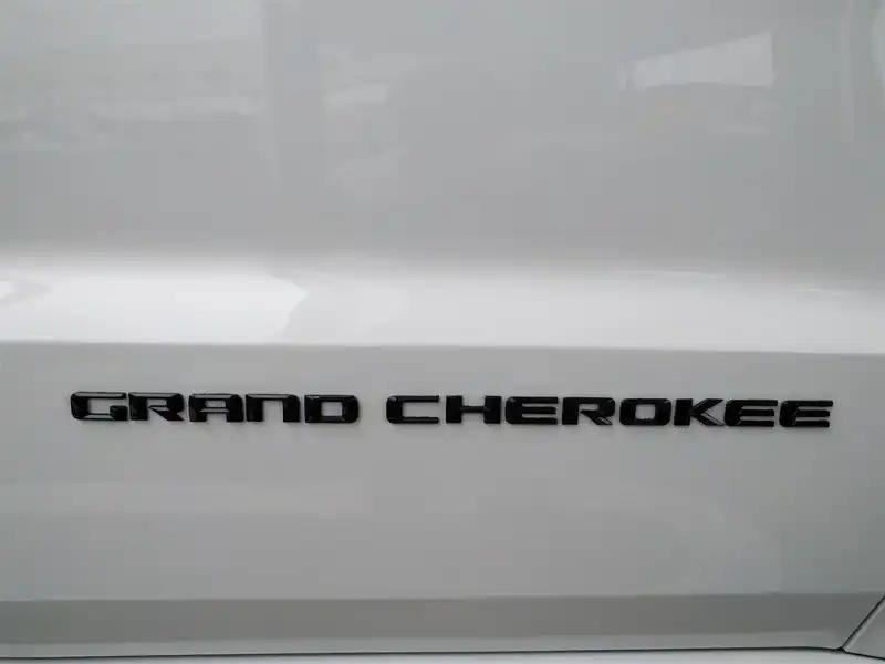 カタログ画像：ジープ・グランドチェロキー（JEEP GRAND CHEROKEE） アルティテュード 2015年7月 ABA-WK36TA 3600cc ブライトホワイトクリアコート 燃費8.6km / l 外装