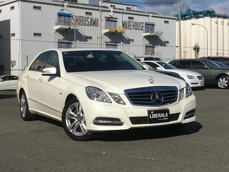 カタログ画像：Ｅクラス（E-CLASS） Ｅ３５０ ブルーエフィシェンシー アバンギャルド ＡＩＲマティックサスペンション装着車 2011年11月 RBA-212059 3500cc カルサイトホワイト（Ｓ） 燃費12.4km / l メイン