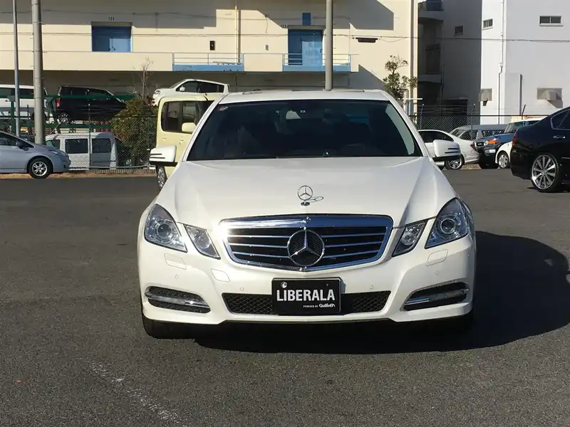 カタログ画像：Ｅクラス（E-CLASS） Ｅ３５０ ブルーエフィシェンシー アバンギャルド 2012年5月 RBA-212059C 3500cc カルサイトホワイト（Ｓ） 燃費12.4km / l フロント