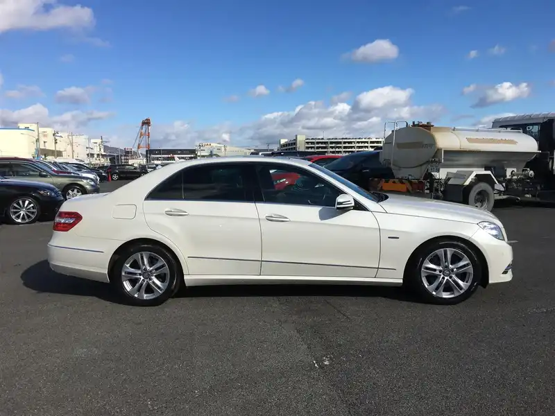 10114558 | カタログ画像：Ｅクラス（E-CLASS） Ｅ３５０ ブルーエフィシェンシー アバンギャルド ＡＩＲマティックサスペンション装着車 2011年11月 RBA-212059 3500cc カルサイトホワイト（Ｓ） 外装