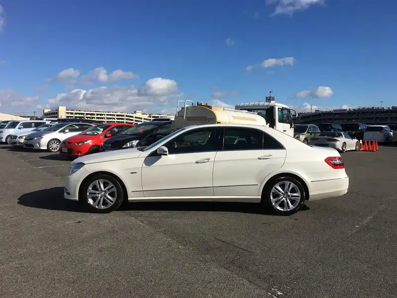 カタログ画像：Ｅクラス（E-CLASS） Ｅ３５０ ブルーエフィシェンシー アバンギャルド 2012年5月 RBA-212059C 3500cc カルサイトホワイト（Ｓ） 燃費12.4km / l 外装