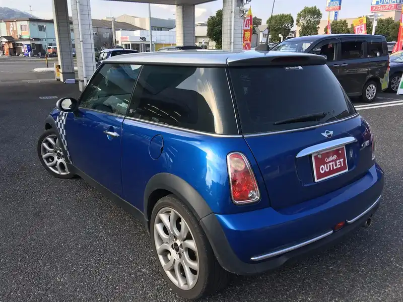 カタログ画像：ＭＩＮＩ（MINI） クーパー チェックメイト 2006年2月 GH-RA16 1600cc ハイパー・ブルー（メタリック） 燃費11.6km / l  バック