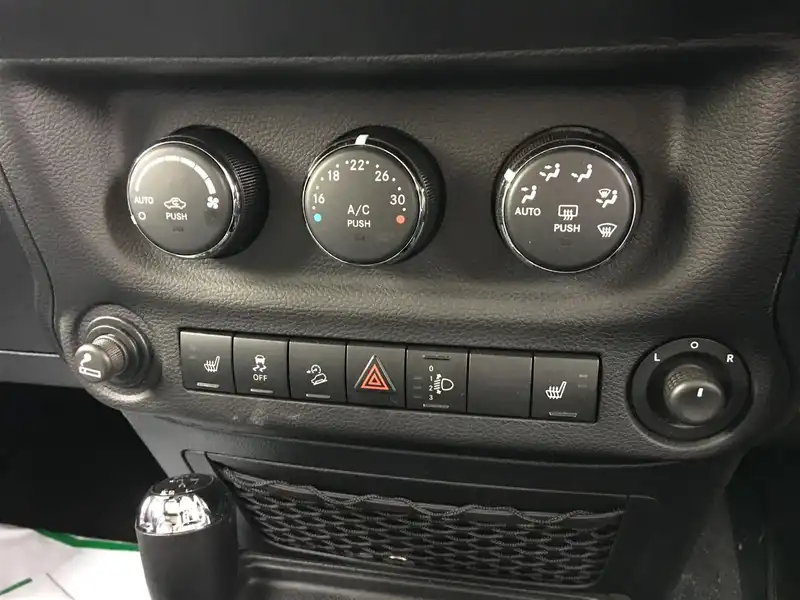 カタログ画像：ジープ・ラングラーアンリミテッド（JEEP WRANGLER UNLIMITED） アルティテュード 2012年8月 ABA-JK36L 3600cc ディープチェリーレッド 燃費7.5km / l 内装