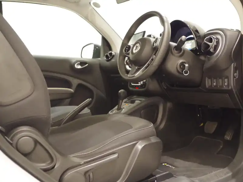 カタログ画像：スマートフォーツークーペ（SMART FORTWO COUPE） エディション１ 2015年10月 DBA-453342 1000cc ミッドナイトブルー 燃費21.9km / l 内装