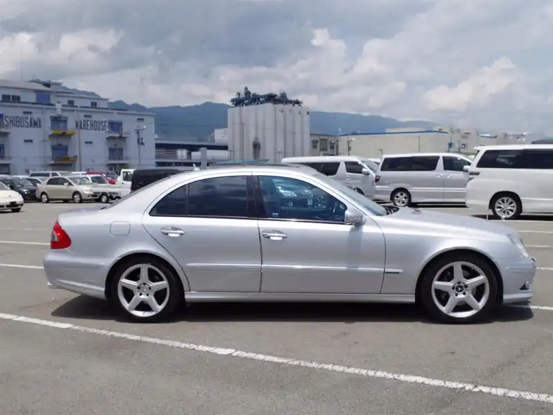 カタログ画像：Ｅクラス（E-CLASS） Ｅ３５０ アバンギャルドＳ 2008年1月 DBA-211056C 3500cc キューバナイトシルバー（Ｍ）orイリジウムシルバー（Ｍ） 燃費8.6km / l  外装