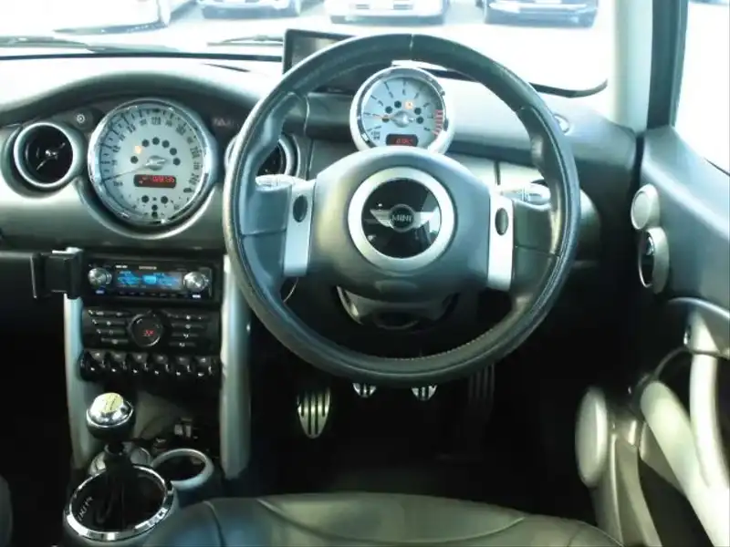 カタログ画像：ＭＩＮＩ（MINI） クーパーＳ 2002年3月 GH-RE16 1600cc ピュア・シルバーｏｒダーク・シルバー 燃費11.6km / l  内装
