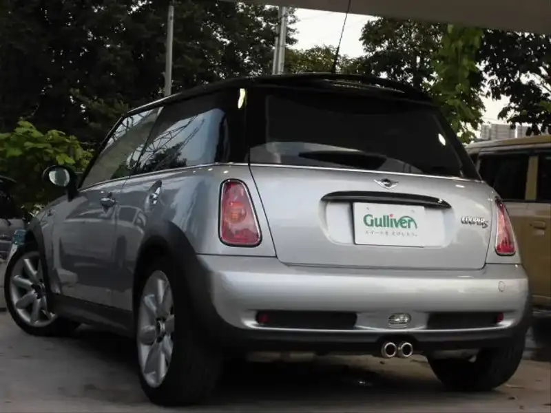 カタログ画像：ＭＩＮＩ（MINI） クーパーＳ 2002年3月 GH-RE16 1600cc ピュア・シルバーｏｒダーク・シルバー 燃費11.6km / l  バック