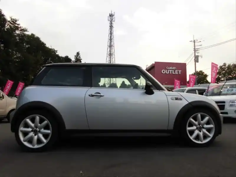 カタログ画像：ＭＩＮＩ（MINI） クーパーＳ 2002年3月 GH-RE16 1600cc ピュア・シルバーｏｒダーク・シルバー 燃費11.6km / l  外装
