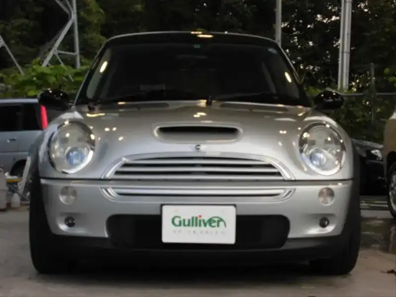 カタログ画像：ＭＩＮＩ（MINI） クーパーＳ 2002年3月 GH-RE16 1600cc ピュア・シルバーｏｒダーク・シルバー 燃費11.6km / l  フロント