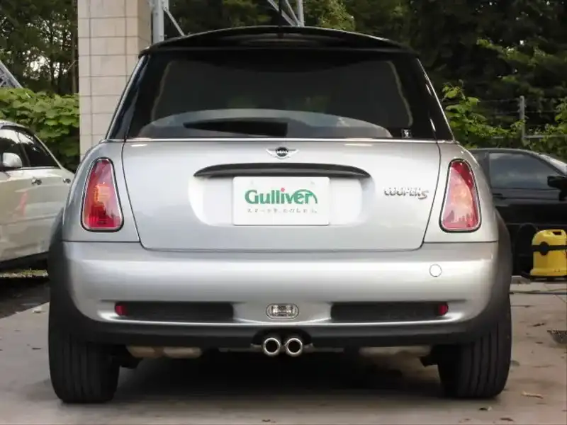 カタログ画像：ＭＩＮＩ（MINI） クーパーＳ 2002年3月 GH-RE16 1600cc ピュア・シルバーｏｒダーク・シルバー 燃費11.6km / l  バック