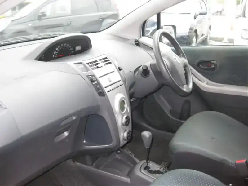 カタログ画像：ヴィッツ（VITZ） Ｆ インテリジェントパッケージ 2007年1月 DBA-KSP90 1000cc ライトブルーマイカメタリック 燃費24.5km / l  内装