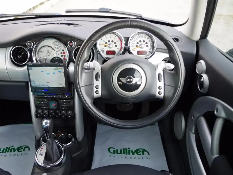 カタログ画像：ＭＩＮＩ（MINI） クーパー 2005年9月 GH-RA16 1600cc アストロ・ブラック（メタリック） 燃費13.4km / l  内装