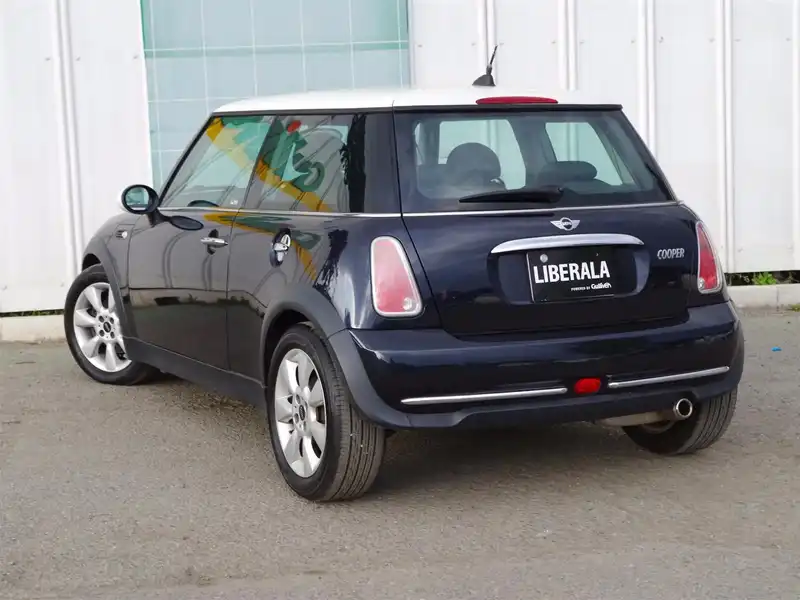 カタログ画像：ＭＩＮＩ（MINI） クーパー 2005年9月 GH-RA16 1600cc アストロ・ブラック（メタリック） 燃費13.4km / l  バック