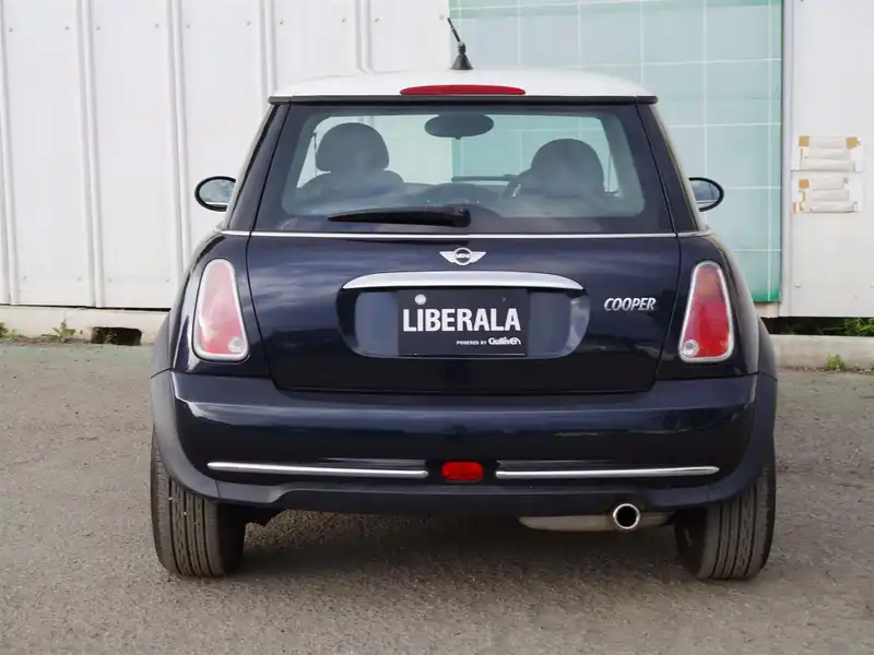 カタログ画像：ＭＩＮＩ（MINI） クーパー 2005年9月 GH-RA16 1600cc アストロ・ブラック（メタリック） 燃費13.4km / l  バック