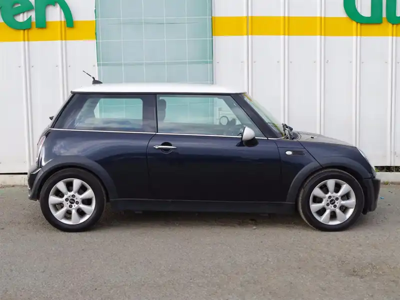 カタログ画像：ＭＩＮＩ（MINI） クーパー 2005年9月 GH-RA16 1600cc アストロ・ブラック（メタリック） 燃費13.4km / l  外装