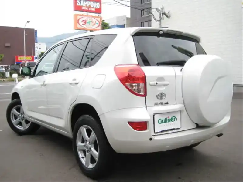 カタログ画像：ＲＡＶ４（RAV4） Ｇ 2005年11月 DBA-ACA36W 2400cc ホワイトパールクリスタルシャイン 燃費13.4km / l  バック