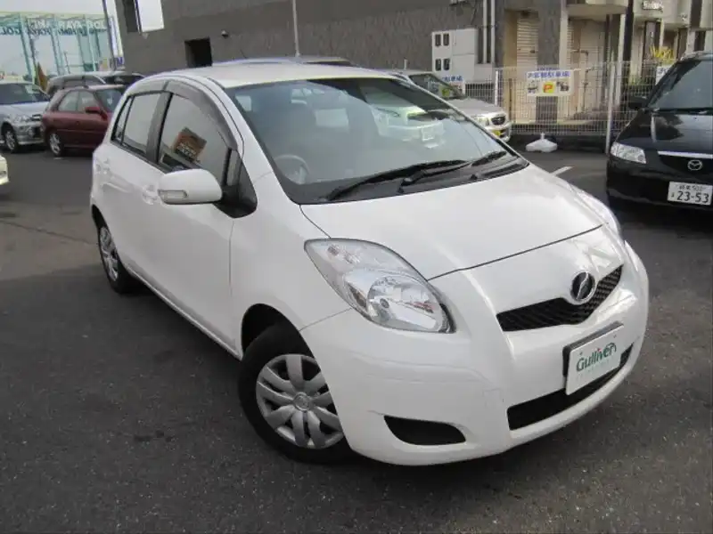 カタログ画像：ヴィッツ（VITZ） Ｂ Ｓエディション 2010年4月 DBA-KSP90 1000cc ホワイト 燃費22.5km / l  メイン