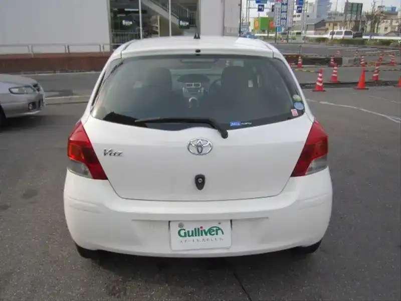 カタログ画像：ヴィッツ（VITZ） Ｂ Ｓエディション 2010年4月 DBA-KSP90 1000cc ホワイト 燃費22.5km / l  バック