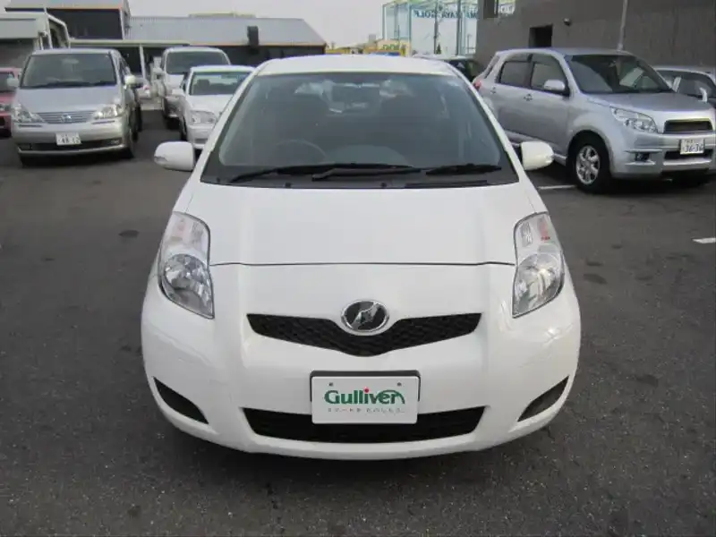 カタログ画像：ヴィッツ（VITZ） Ｂ Ｓエディション 2010年4月 DBA-KSP90 1000cc ホワイト 燃費22.5km / l  フロント